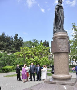 Біля пам'ятника Катерині ІІ