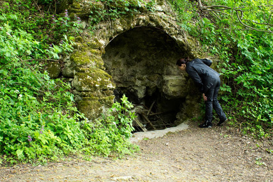 Чи не біля самих валів знаходиться вертикальна печера “Перлина”. Але спускатися до неї можуть лише навчені спелеологи