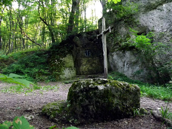 На майданчику біля печери видно прямокутну каменюку — вірогідно один з прадавніх вівтарів