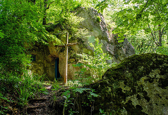 Хрест перед печерою Відлюдника