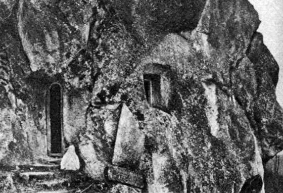 Печера Відлюдника. Світлина початку ХХ ст. Біля входу встановлено верхню половину фігури св. Онуфрія