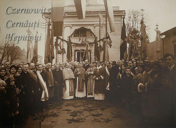 1930 рік. Духовенство і вірні перед собором