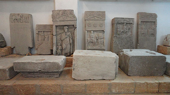 Античні жертовники (перший ряд) та надгробки