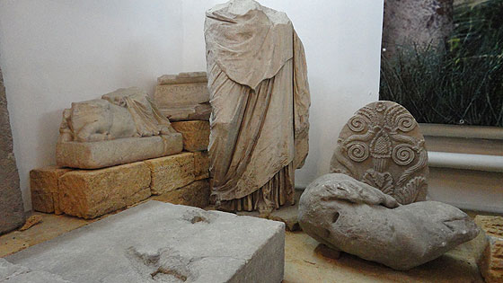 Залишки скульптур античних богів