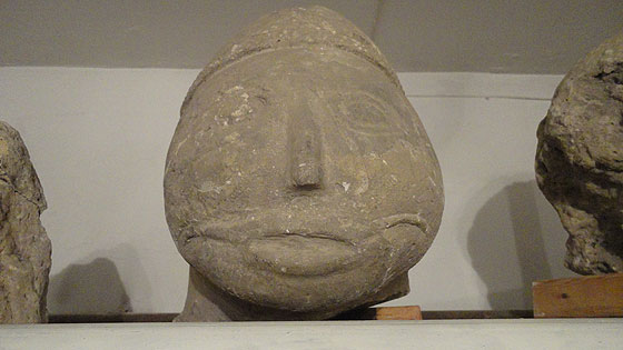 Обличчя однієї з половецьких скульптур