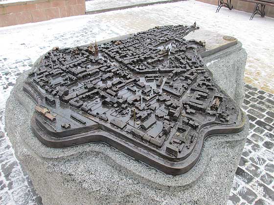 Макет старого Тернополя перед архикатедрою, на якому особливе місце займають сакральні пам’ятки