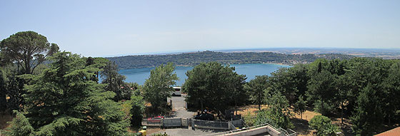 Панорама озера Альбано біля студитського монастиря у Кастель-Гандольфо