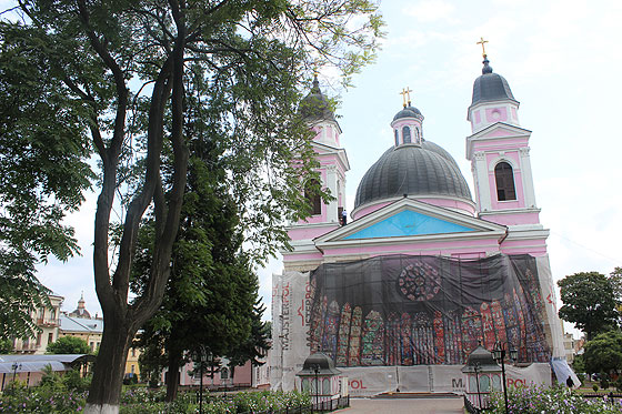 Рожевий собор у Чернівцях