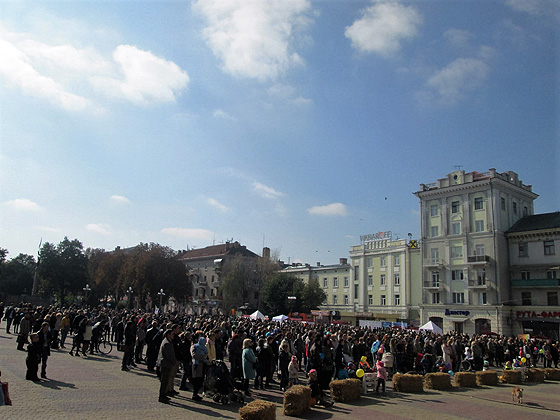 На майдані під час святкування Дня подяки зібралися вірні понад 30 євангельських церков Тернополя та їхні гості