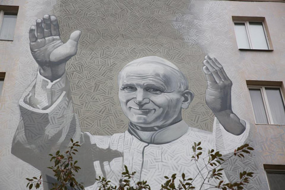 Святий Іван Павло ІІ усміхається до киян. Фото Радіо Свобода