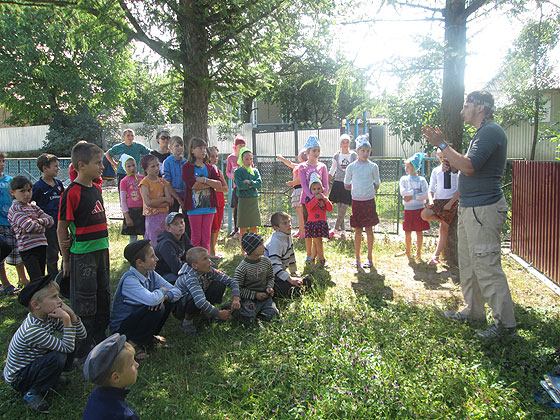 Діти «кашкетників» — учасники християнського молодіжного табору у селі Набережна