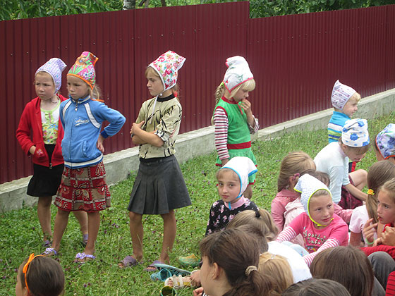 Діти «кашкетників» у традиційних головних уборах