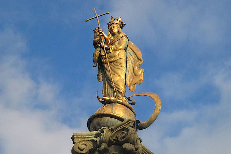 Статуя Богородиці на колоні