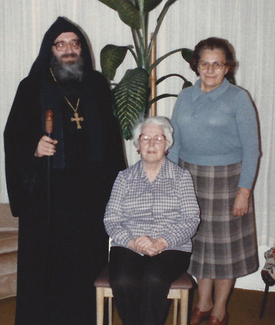 05.	Отець Любомир Гузар з матір’ю і сестрою в Детройті, 1985-1986 рік