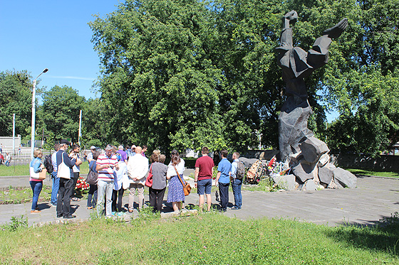 Біля монумента жертвам Голокосту