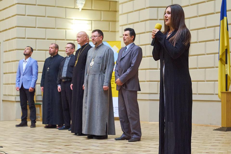 Владика Володимир Груца та інші релігійні діячі співають 