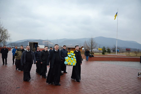 Учасники академії покдадають квіти до меморіалу захисникам Карпатської України на Красному Полі біля Хуста