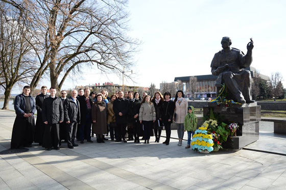 Учасники академії «Бог і Україна» біля пам’ятника Августина Волошина на Набережній Незалежності в Ужгороді