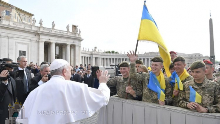 Папа_і_військові_з_України.jpg