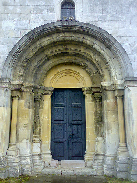 Середньовічний портал храму оформлений у романському стилі.