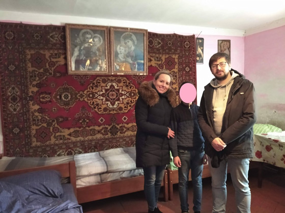 Керівниця програми  Оксана Штибель разом з керівником соціальної майстерні Woodluck Андрієм Левицьким привезли родині нові ліжка