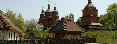 Старовинна козацька церква Покрови серед сучасних столичних хмарочосів