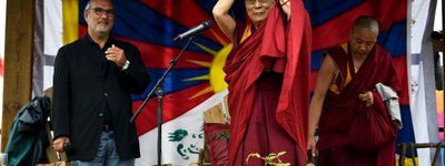 Далай-лама выступил со сцены британского музыкального фестиваля