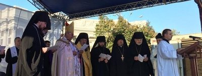 Clergy and faithful of different denominations prayed together at St. Michael's Square in Kyiv