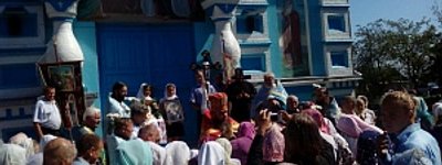 Два ворогуючі Патріархати у Птичі домовилися: вірні без бійки молилися по черзі біля зачиненого храму