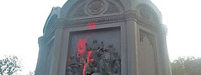 У Києві вандали облили червоною фарбою пам'ятник князю Володимиру
