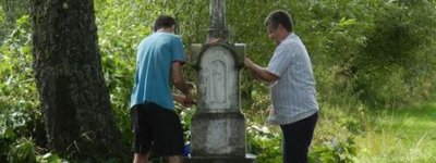 Поляки, які рятують старі українські кладовища: надгробки українців руйнують маргінали