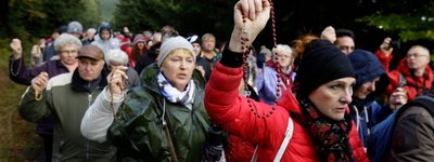 Polish Catholics come together at the country's borders, praying to 'save Poland'