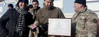 Активісти вручили митрополиту УПЦ (МП) антипремію"Вата року"