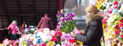 Штучні квіти STOP: Усі Церкви закликають садити на могилах справжні квіти