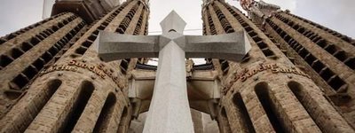 У Барселоні на фасаді Спокутного храму Святого Сімейства встановили 18-тонний хрест
