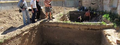 У Києві біля Кирилівської церкви археологи відкопали давнє кладовище