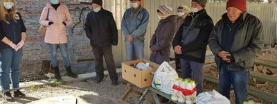 Працівники Карітасу пригощають безпритульних обідами в умовах карантину
