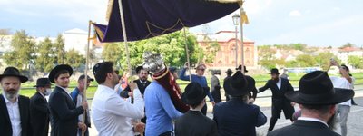 A new Torah scroll brought into the Synagogue of Uzhgorod: Jews waited 10 years for this event