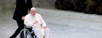 Папа може пересуватися тільки в інвалідному візку