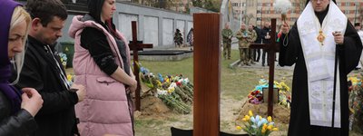 Weihbischof Volodymyr Hruza bei der Auferstehungsfeier an Ostern auf dem Lytschakiwski-Friedhof in Lwiw