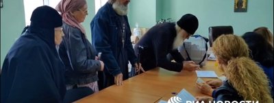 У Мелітополі монахи УПЦ МП з “радістю та сльозами щастя на очах” голосували на фейковому референдумі