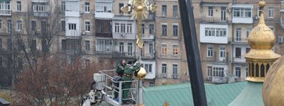 На Софии Киевской установили крест, упавший от ветра перед войной