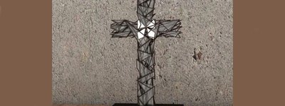 Папе подарили крест, символ боли украинского народа