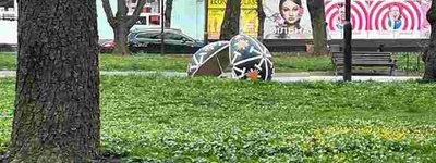 П'яний чоловік розбив декоративне пасхальне яйце в центрі Тернополя