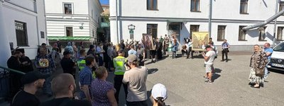 UOC-MP activists prevented the Ministry of Culture Commission from entering the Lavra