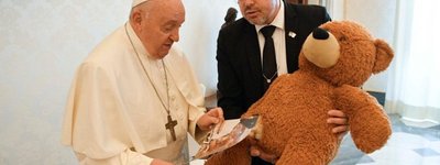 Andriy Yurash presents Pope Francis with a toy from a Dnipro home destroyed by the 'Russian World'