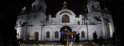 В Софии Киевской передали Вифлеемский огонь военным и волонтерам