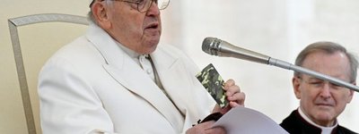 Папа розповів прочанам про загиблого під Авдіївкою 23-річного українського воїна та показав його вервичку