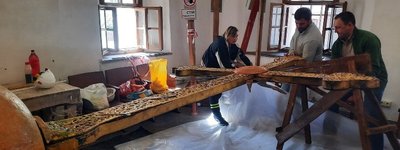 Тривають роботи з реставрації хреста центрального купола Софійського собору