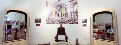У дзвіниці Києво-Печерської лаври відкрилася виставка художніх робіт і фотографій